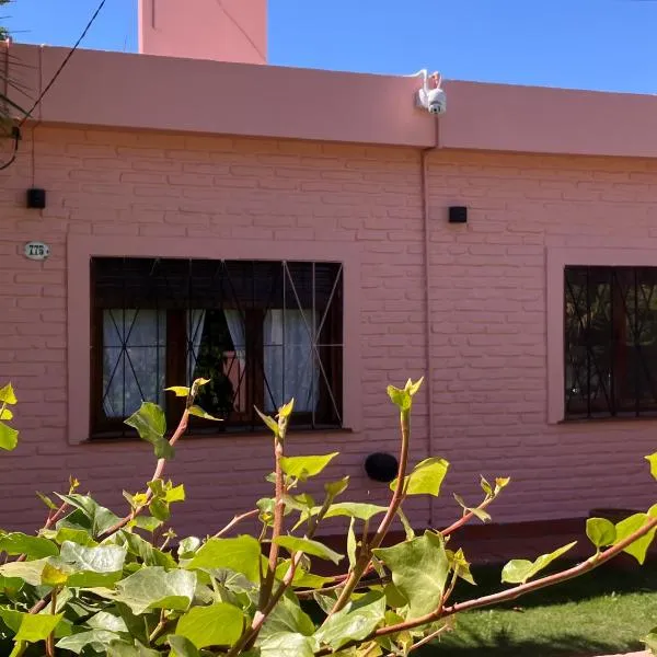 Encantadora y espaciosa casa a dos cuadras de la Laguna, con pileta compartida、チャスコムスのホテル
