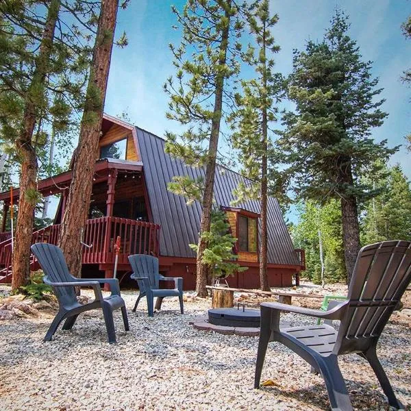 Family Cabin Retreat Sleeps 9, hotel Duck Creek Village-ben