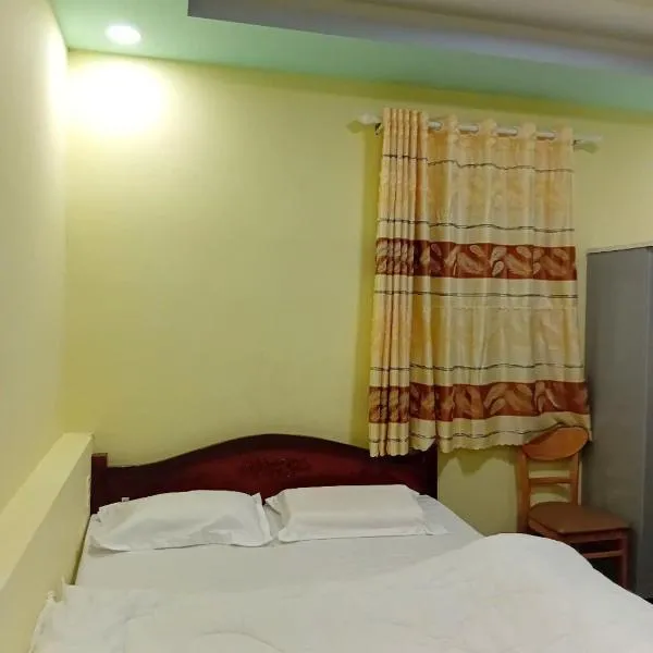 Viesnīca HOTEL MOTeL Đồng Khởi pilsētā Giồng Tú Ðiền