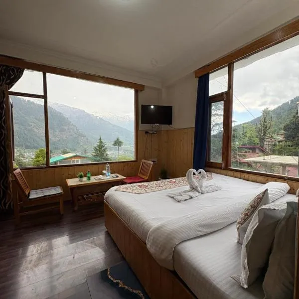 Hotel Moon Blaze " Near Mall Road " Bonfire ! Open Terrace ! Personal Parking, hotel en Manali