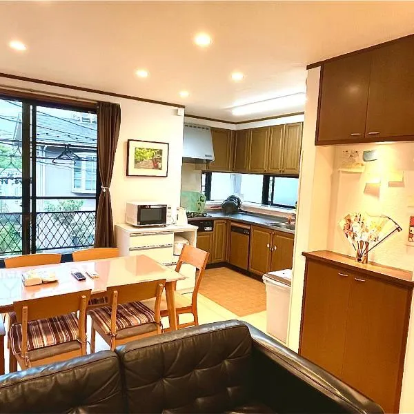 TSURUNOYA The only private lodging in Tokyo Japanese Tatami style 8 minutes walk from station free Parking new open Asakusa Akihabara Tokyo sky tree Disneyland nearby 110m2、東京のホテル