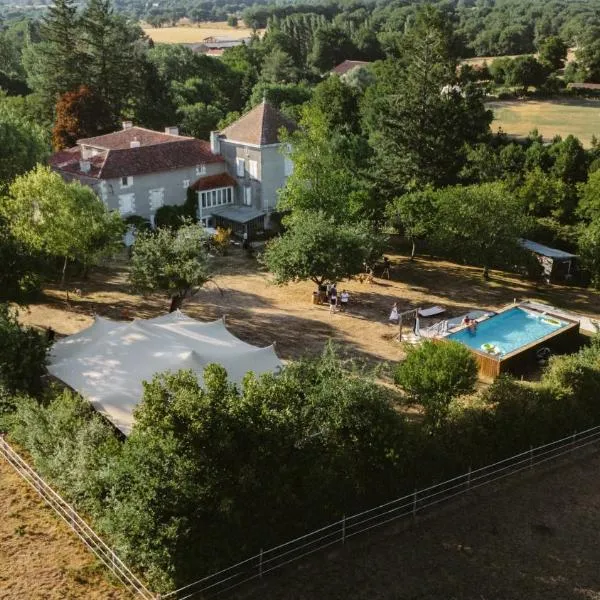 Le Pavillon, Grand Manoir du XVIIe avec Piscine, Bain Nordique et accès privé à la Charente, hotel en Alloué