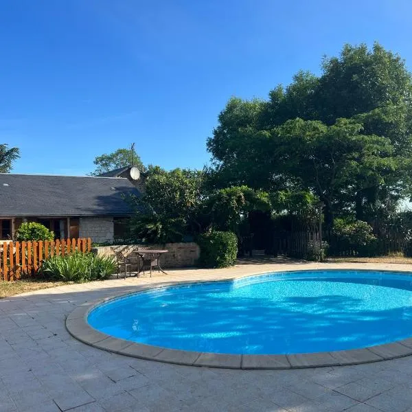 3 self-contained gites with pool and games room, hotel en Saint-Georges-de-Noisné