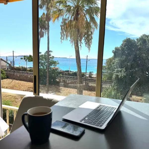 Luxury Apartment with Sea View and Private Beach Access, hotel en Cannes