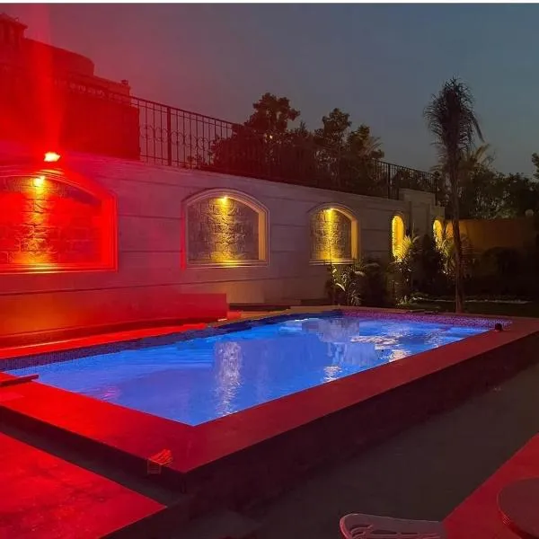 Royal Mansion with private pool in sheikh zayed Compound families, hotel in Sheikh Zayed