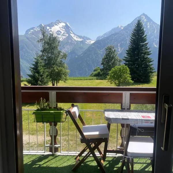 Panoramic Mountain View Apt, 65m2 with Parking, 6 guests, Hotel in Les Deux Alpes