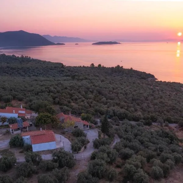 SIX INDEPENDENT HOUSES BY THE sea, hôtel à Glífa