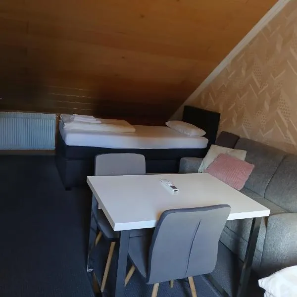 Doppelbett Zimmer plus Zustelbett, ξενοδοχείο σε Weiden