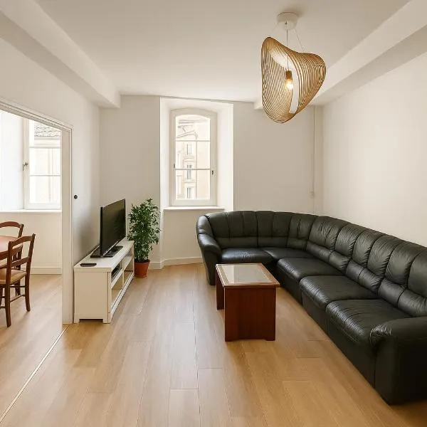 Appartement rénové avec 2 chambres et espace bien-être Lavelanet, hotel en Lavelanet