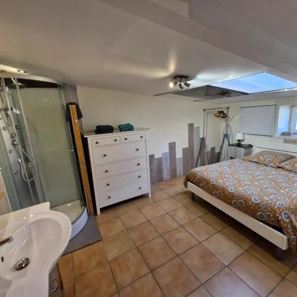 Gîte 2 Personnes- Rénové - Plage à 5 min - Parking Gratuit, hotel in Lampaul-Ploudalmézeau