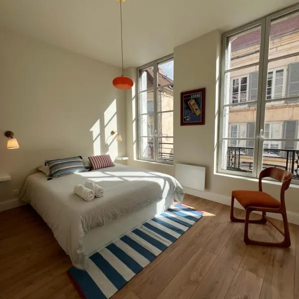 Appartement de charme en plein cœur du centre historique - Parking Public Gratuit -, отель в Аваллоне