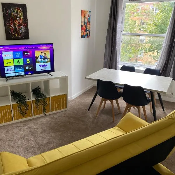 BRAND NEW 2 bed flat plus living room for 7 people near from Chelsea Stadium with welcome breakfast, hotel em Londres