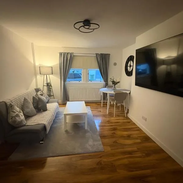 Premium Village Stay near Train & Loch, hotel in Lochwinnoch