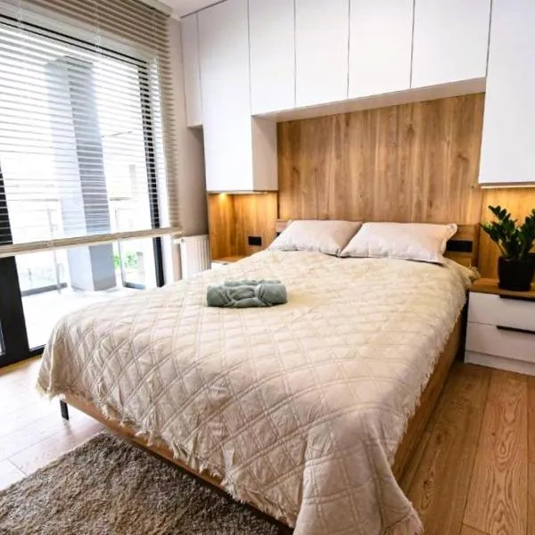 Marina Ostróda III - widok na jezioro, podziemny garaż, winda, klimatyzacja, wanna i prysznic, 2 łazienki, lux, hotel in Ostróda
