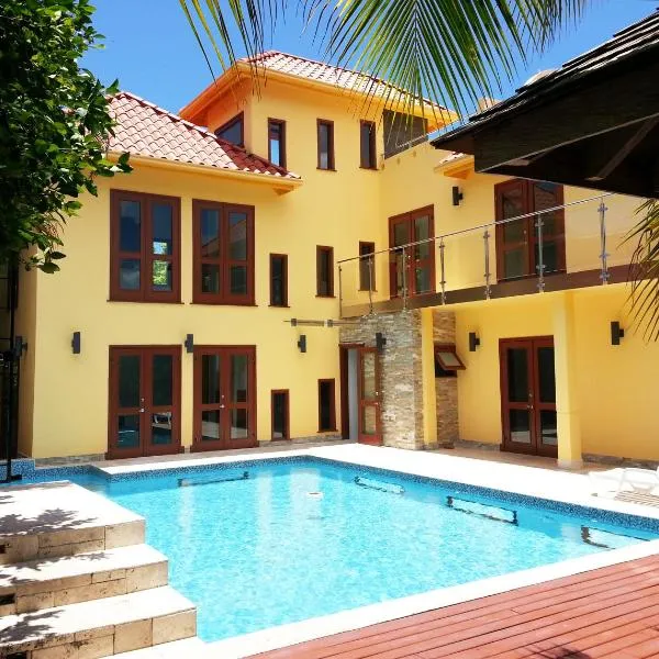 ONE LUXE JAMAICA VILLA with private pool, modern interior and secluded, hotell i Ocho Rios