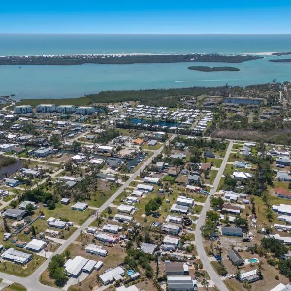 The Salty Sister Bayside Retreat Near Manasota Key Sleeps 6, hotel u gradu Inglvud