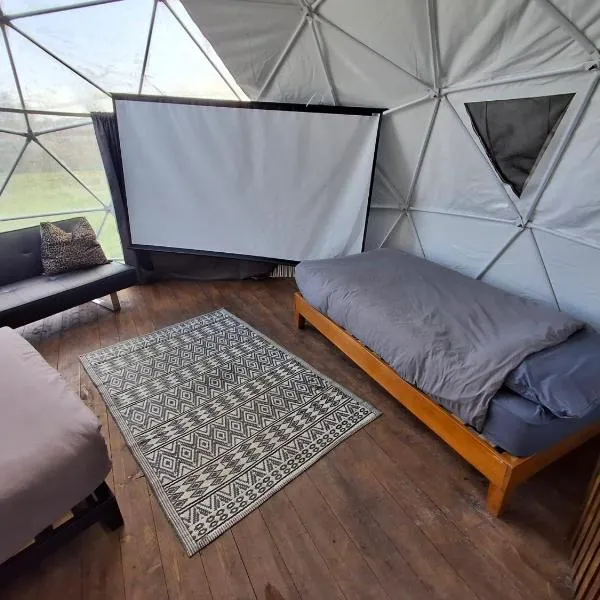 Secret Heated Dome, Hot Tub,Firepit Projector in Lincoln, hôtel à Lincoln