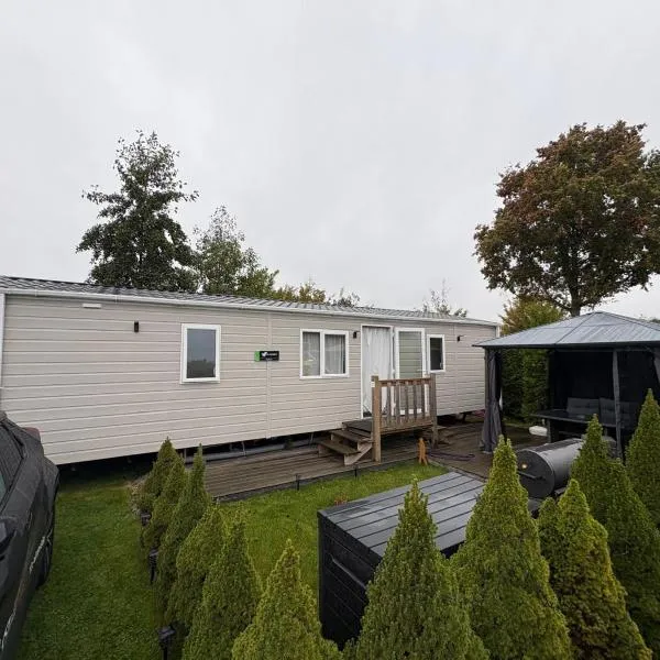 Chalet Meerwijck mit Terrasse am Wasser und Meer mit Schwimmbad, hotel a Kropswolde