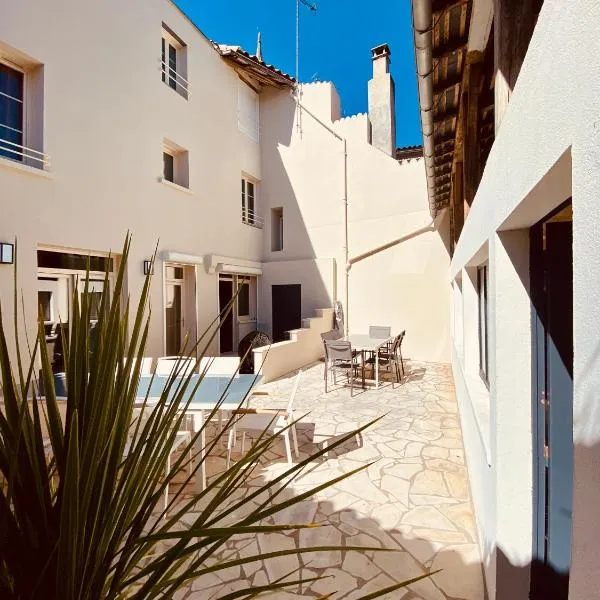 Grande maison de ville MALO LEONE 250m2 pour 15 personnes proche du Puy du Fou, hotel in Mauléon
