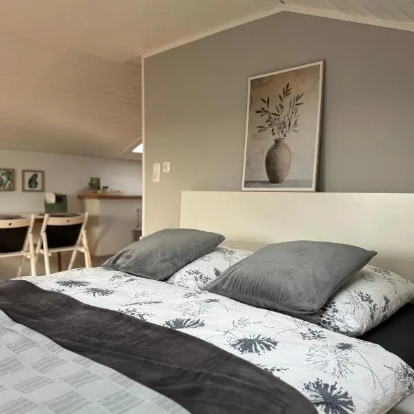 Dachgeschosswohnung in Weiherhammer, hotel in Weiherhammer