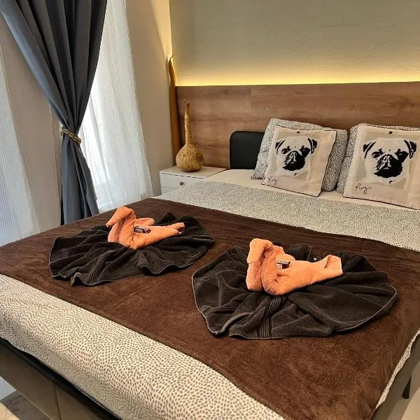 Casa Luna beach side Luxurious comfy apt in center Paphos、Paphosのホテル
