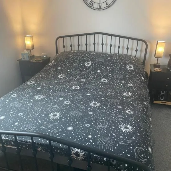 Cosy home from home with PRIVATE BATHROOM - FREE PARKING, hotel em Cardiff