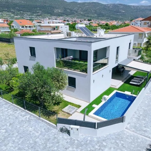 Villa Castelli, Family Holiday House with Private Pool, hotel en Kaštela