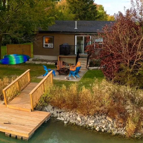 Creekside Cottage - kayak, SUP, fishing, game room, steps to the beach, hotel en Kingsville