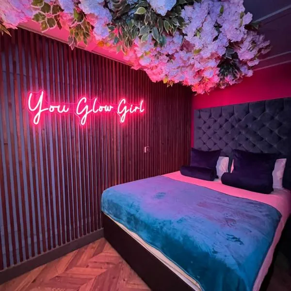 Manchester's ONLY private party suite for 12 with Makeup Room、マンチェスターのホテル