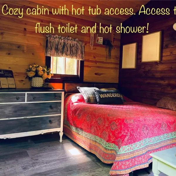 Angies Country Cabins Off Grid Cabins with shared hot tub access Open year round Shared Bathroom access which is not in cabin and hot breakfast add on for extra fee available on weekends only, ξενοδοχείο σε Cassadaga