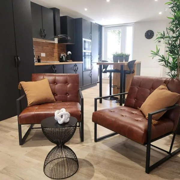 Suite R&B avec Terrasse -5 mins gare - Rue calme dans centre ville, hotelli kohteessa Charleville-Mézières