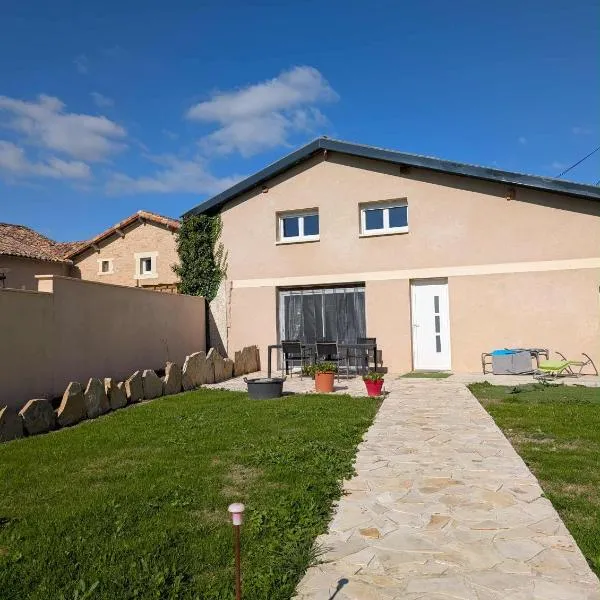 Gite de campagne avec SPA privatif, hotel in Saint-Sauvant