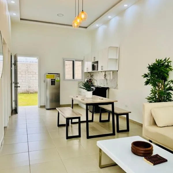 Casa cómoda cerca Aeropuerto Palmerola fácil acceso、コマヤグアのホテル