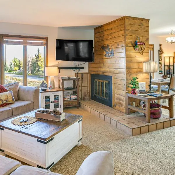 Pagosa Condo with Deck, 4 Mi to Hot Springs and Dtwn, hotel in Pagosa Springs