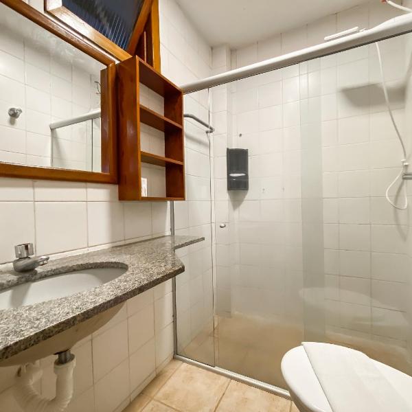 Flat com 1 quarto com ar split, sala e cozinha completa, No condomínio Portal do Atlântico a 100m praia de Taperapuã (Barraca do Gaúcho) , portaria 24hrs, piscina. - Foto 3