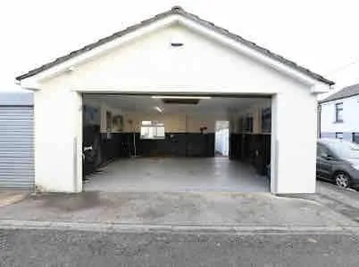 Gethin Lodge cosy Holiday cottage Near BPW with secure double garage with cctv sleeps up to 6 guests, hotel i Merthyr Tydfil