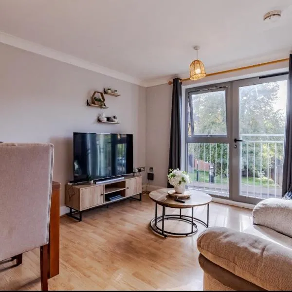 Contractor-Friendly, Private Gated Parking, Fast WiFi, Sofa Bed & Netflix, 5-Min Walk to City Centre, 15-Min Walk to Train Station, Ideal for Relocators & Families, хотел в Ковънтри