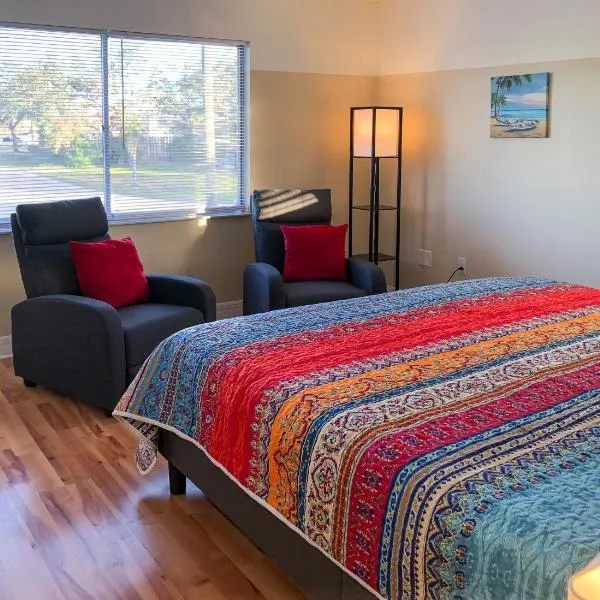 Lazy Cuckoo Inn - Sleek and Stylish Studio Apartments, hotel v destinaci Fort Myers Beach