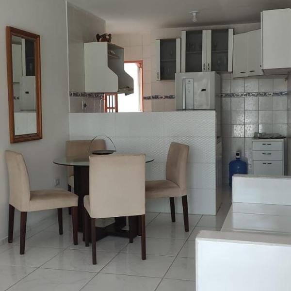 Casa com 2 quartos em condomínio com piscina
