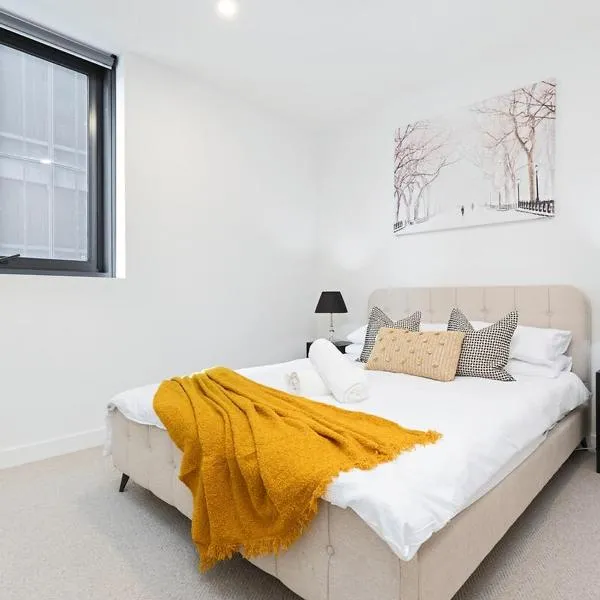 Walk to Everything! Brand New Box Hill 1-Bed Gem, hotelli kohteessa Box Hill