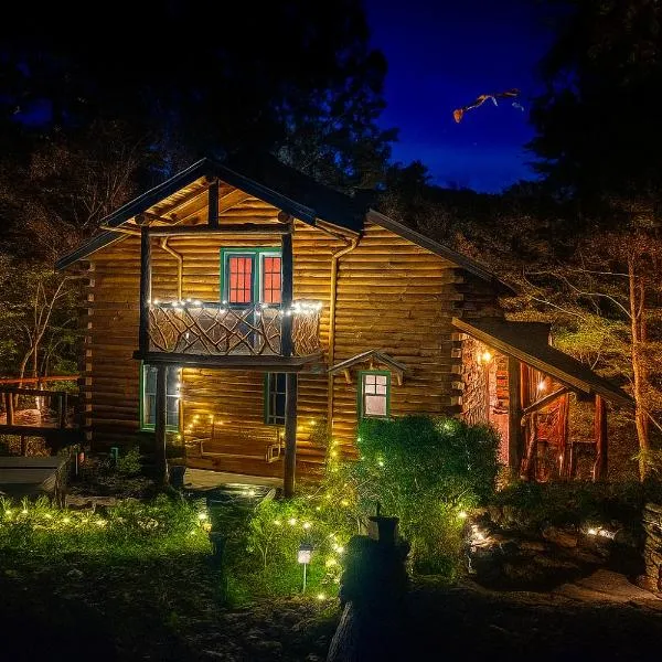 Crabapple-Secluded cabin with pond creek access, hot tub, fire pit in Blue Ridge, hotel em Morganton