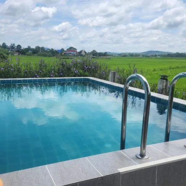 บ้านกลางนาพูลวิลล่า, hotel en Nan
