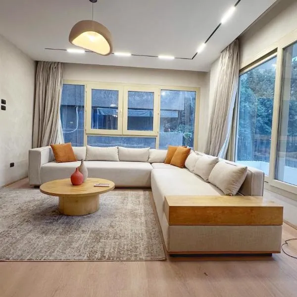 Bright & Spacious 2BD Minimalist style, Family Apartment in Prime Zamalek, Near Nile, hotel u Kairu