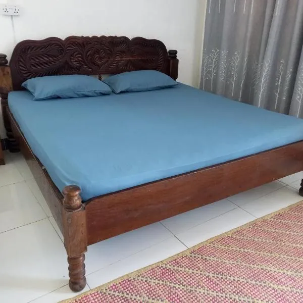 Balcony Bliss & Private Bath at Mamdalis, hotel in Ngambo