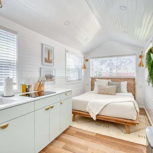 Stay Portland - Teal & Terrazzo Bright Portland Tiny Home, hotel in Portland