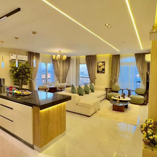 Ultra Luxury 3BR with Pools ,Sports ,Dining in Gated compound, Close to all sites, hotel in Cairo