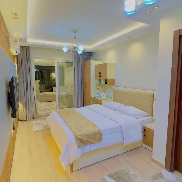 Ultra Luxury 3BR with Pools ,Sports ,Dining in Gated compound, Close to all sites, hótel í Kaíró