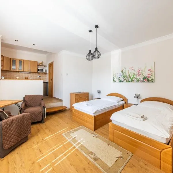 City Center Studio with Garden, hotel a Piešťany