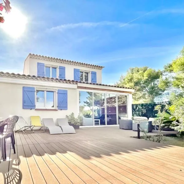 Villa moderne vue mer et collines aux Portes des Calanques, hotel en La Ciotat