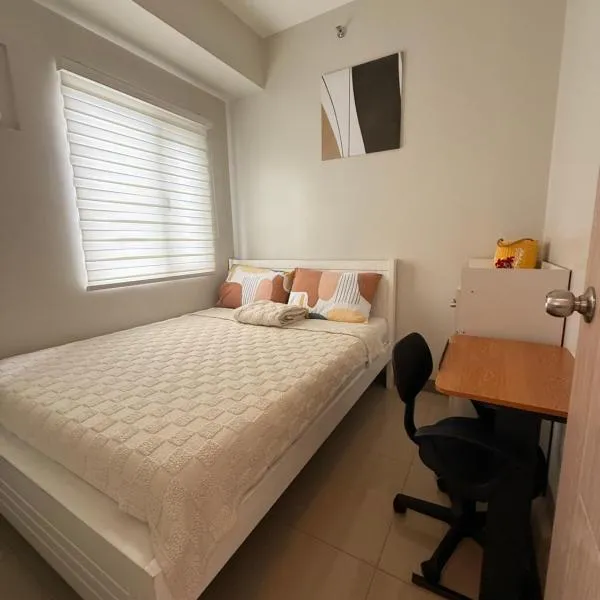 Urban Oasis 2BR Condo with Multiple Pools at SMDC Charm Residences, khách sạn ở Manila